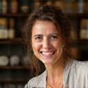 Ritratto di Sofia Ricci, proprietaria di una piccola boutique.